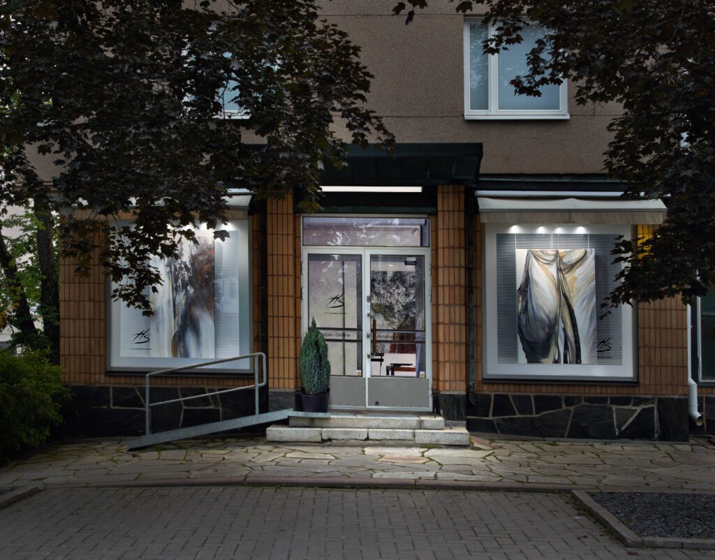 Ateljee-galleria Heta Saarelaisen julkisivu kadulla.
