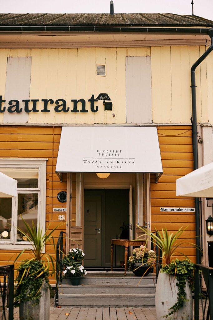 Tavastin Kilta -ravintolan kauniisti viherkasveilla sisustettu sisääntulo.