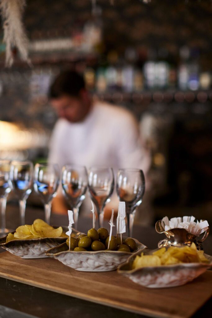 Aperitivot samppanjat ja oliivit aseteltuna ravintolan tiskille.