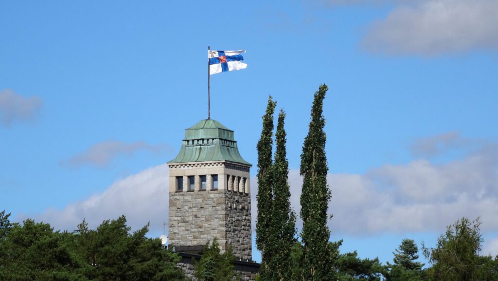 Kultarannan linnan torni, jossa liehuu Suomen lippu.