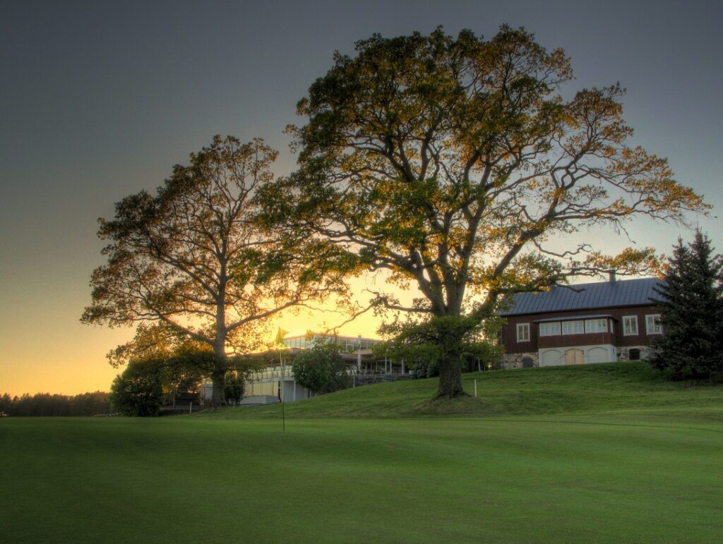 Kultaranta Resortin klubirakennus ja golfkentät auringonlaskun aikaan.
