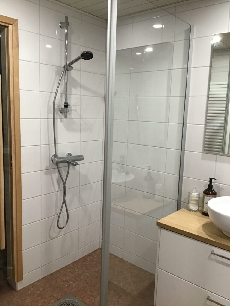 Mannerheiminkadun huoneiston kylpyhuoneen suihkunurkkaus.