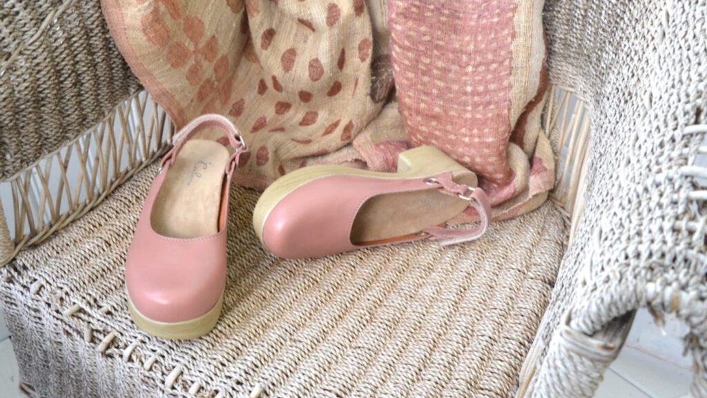 Putiikki Roosa vaaleanpunaiset kengät hyllyllä.