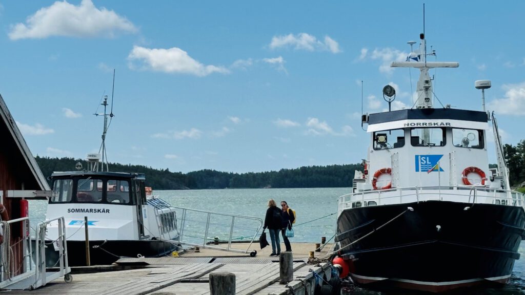 M/s Norrskär laiturissa aurinkoisena kesäpäivänä.