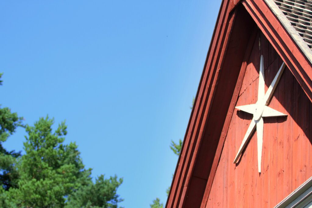 Valkoinen puinen tähti Merimaskun kirkon punaisessa ulkoseinässä.