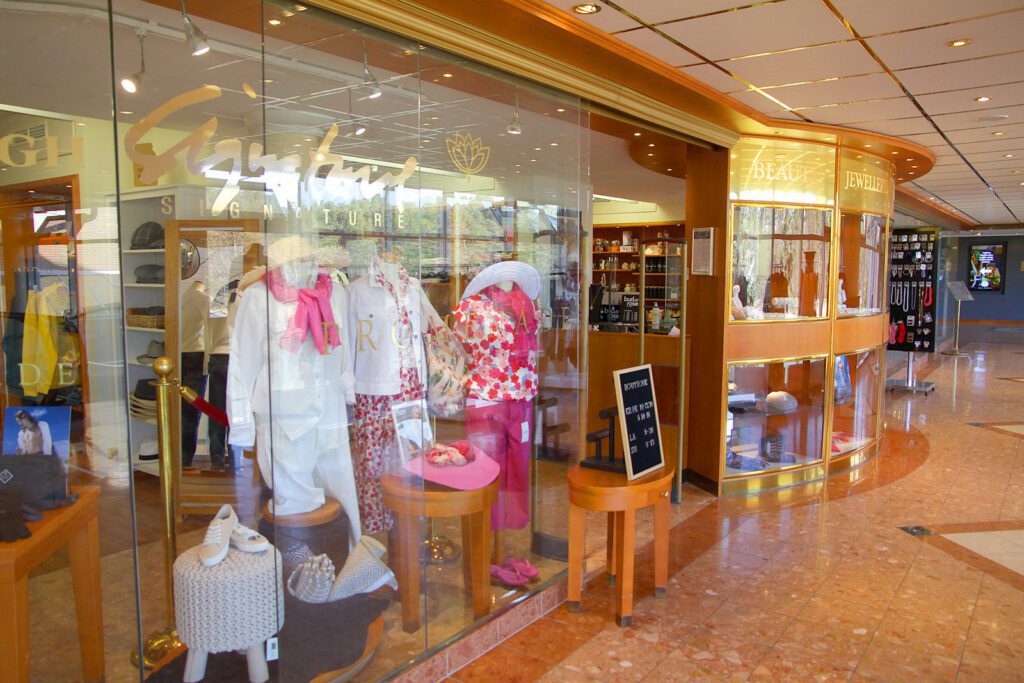Promenade-myymälän näyteikkuna, jossa esillä vaatteita.