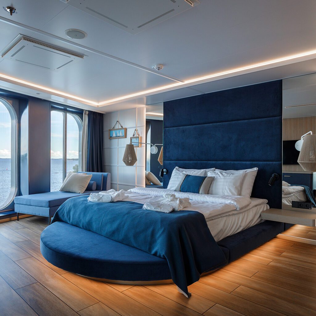 Finnsirius-aluksen viihtyisä ja tyylikäs juniorisviitti, jossa tummansinisin sävyin sisustettu makuuhuone.