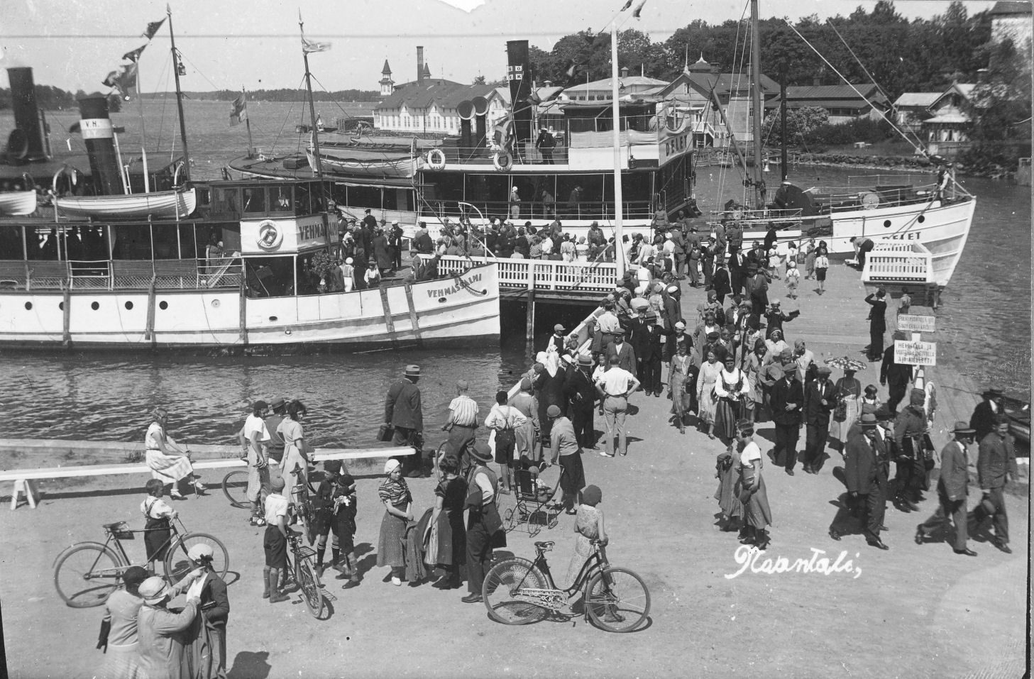 Vanha mustavalkoinen museokuva Naantalin rannasta ja silloisista aluksista.