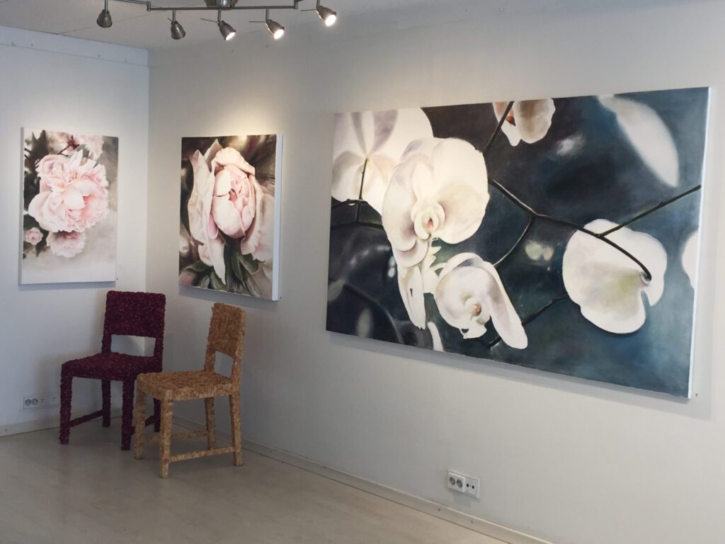 Ateljee-galleria Kristiina Turtonen maalauksia kukkasista seinällä.