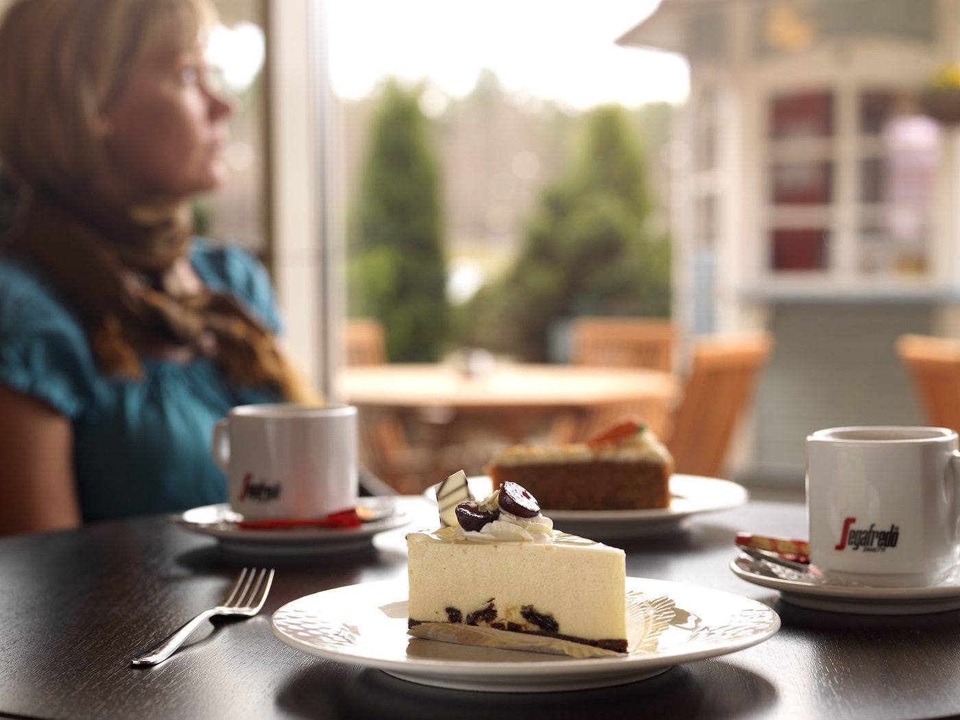 Cafe Roman suklaakakkupala lautasella kahvilan pöydällä.
