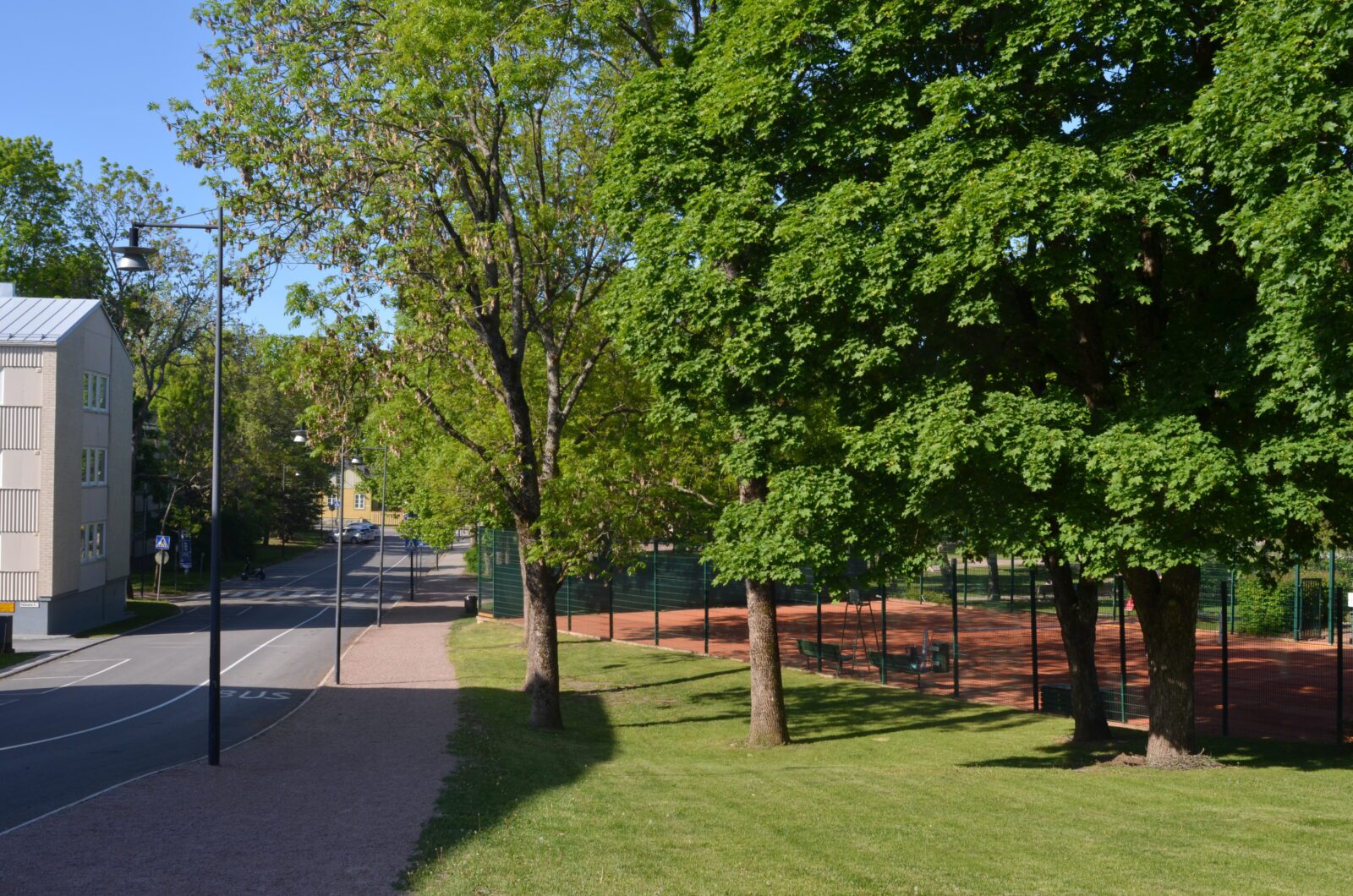 Kuva Naantalin kirkkopuiston tenniskentästä.