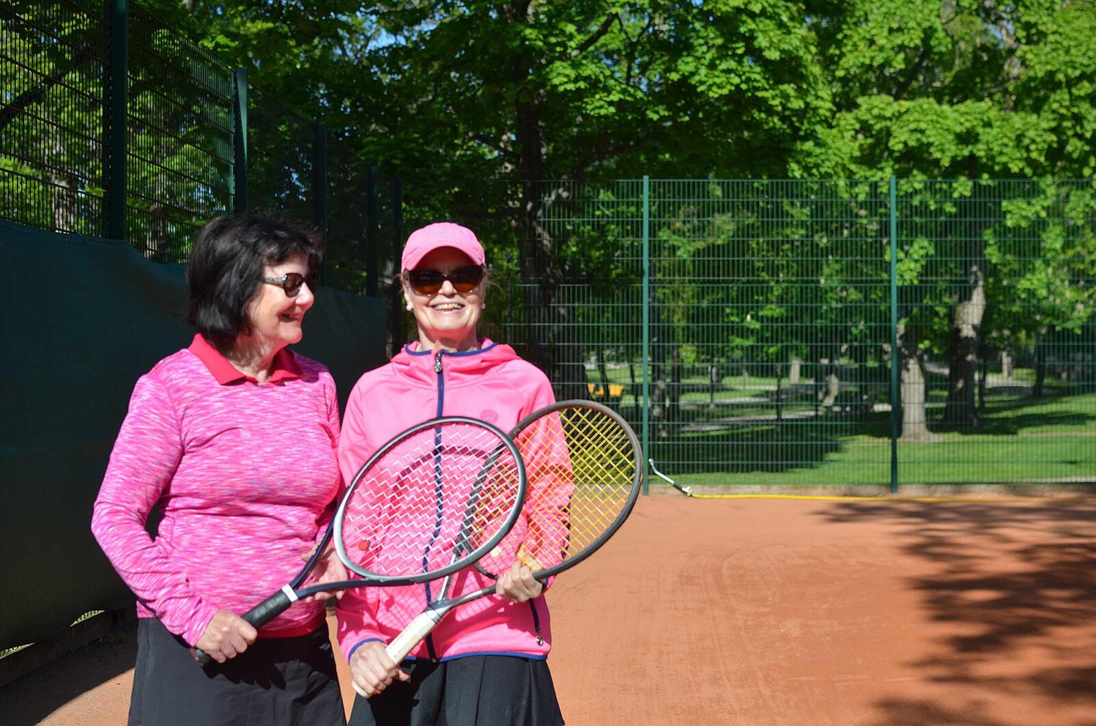 Kuvassa iloiset pelaajat Sirpa & Sirpa Kirkkopuiston tenniskentällä.