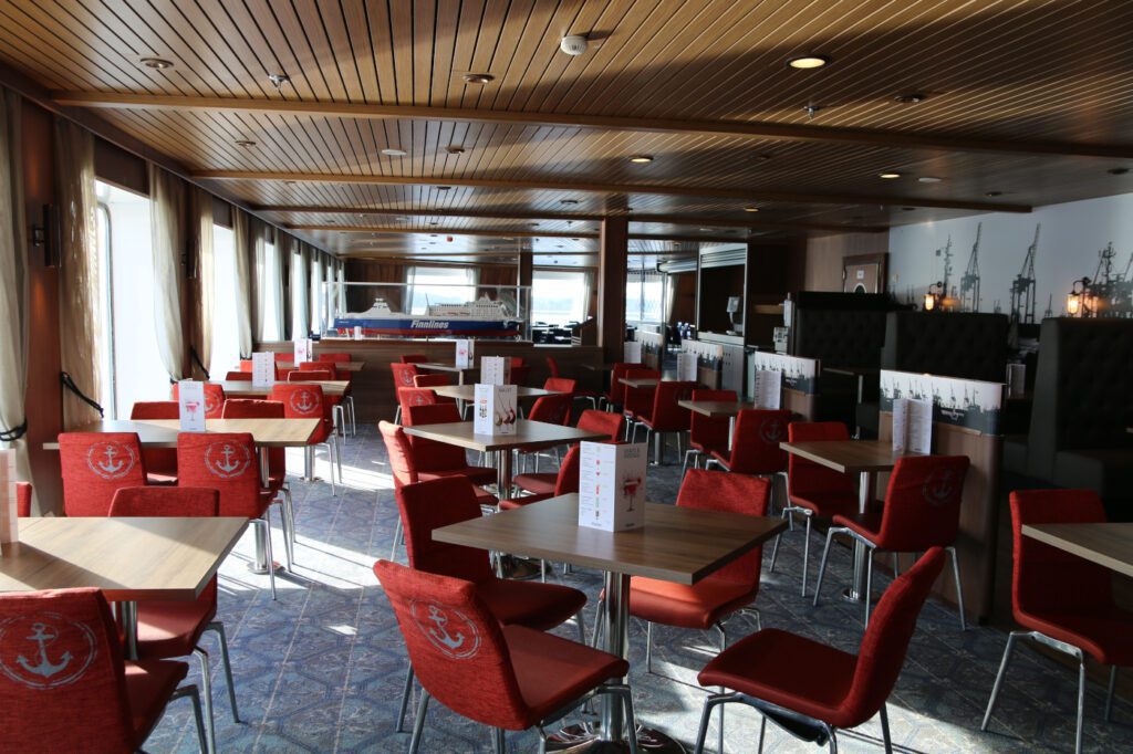 Finnswan laivan ravintolapöydät.