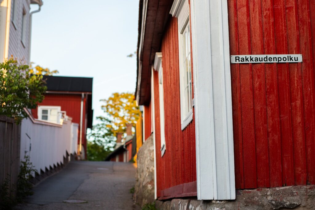 Naantalin Vanhankaupungin kapeita kujia ja vanhoja puutaloja syysruskan aikana.