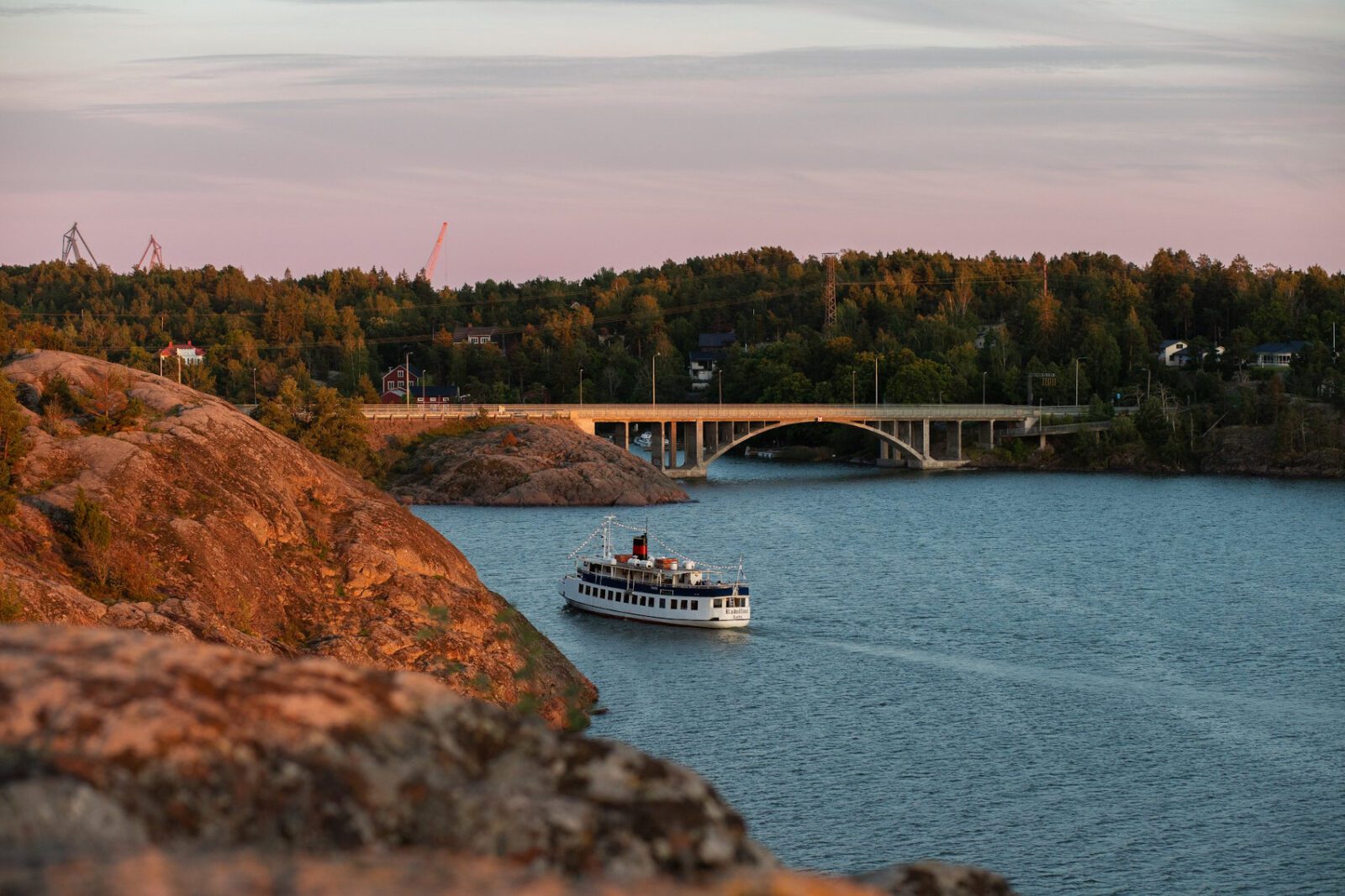 Rudolfina risteilee Kuparivuoren kallioiden ohi kohti Ukkopekan siltaa auringon laskiessa ja värjätessä maiseman punertavaksi.