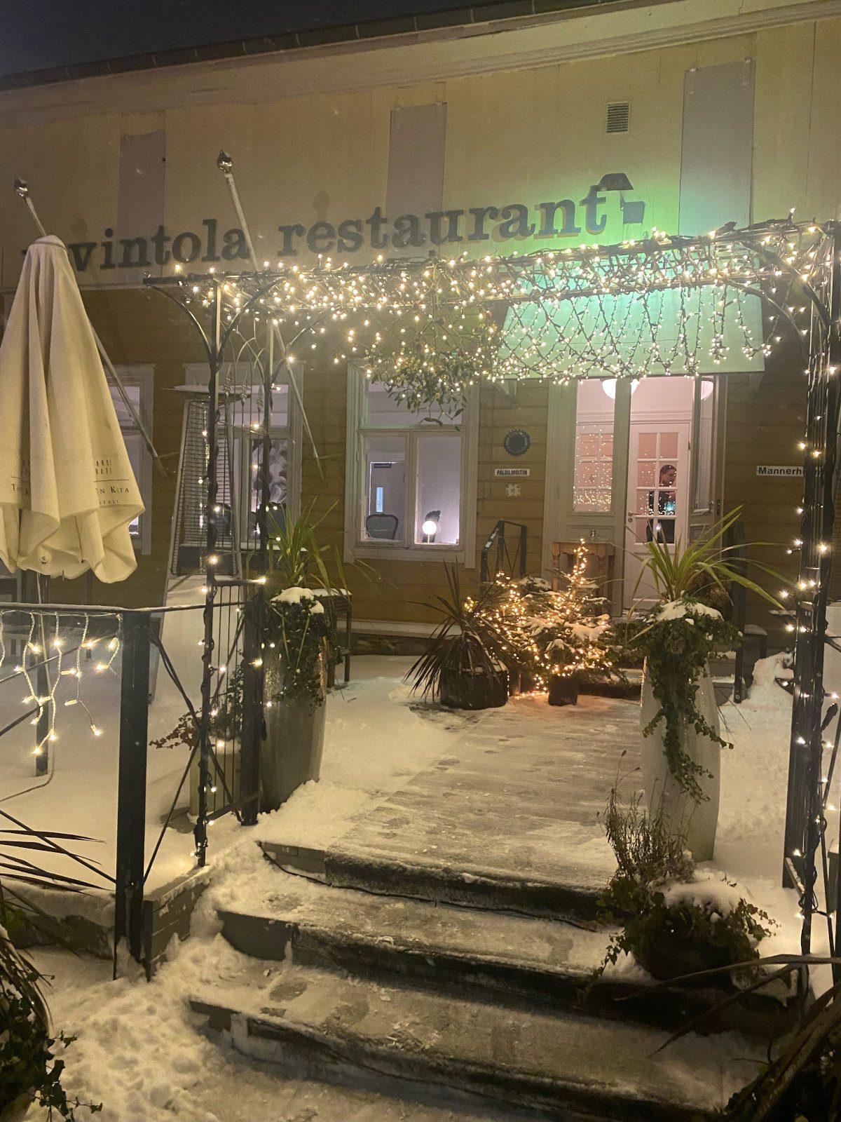 Ravintola Tavastin Kilta kauniisti valaistuna ulkoapäin talvisena iltana.