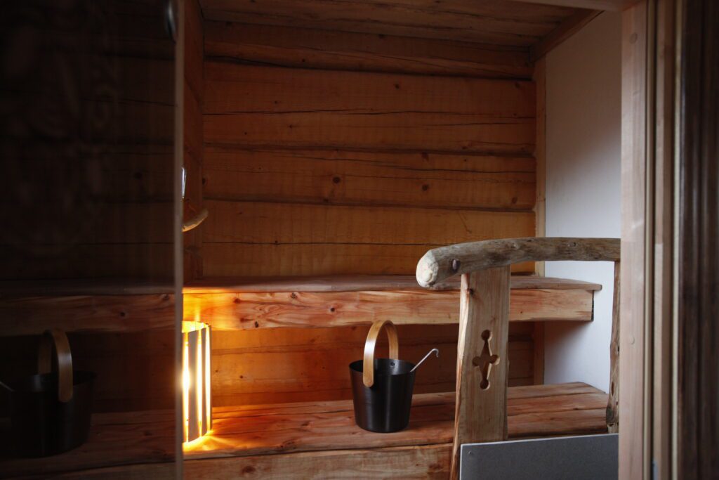Kuppair-Hannan sauna lyhdyllä valaistuna.