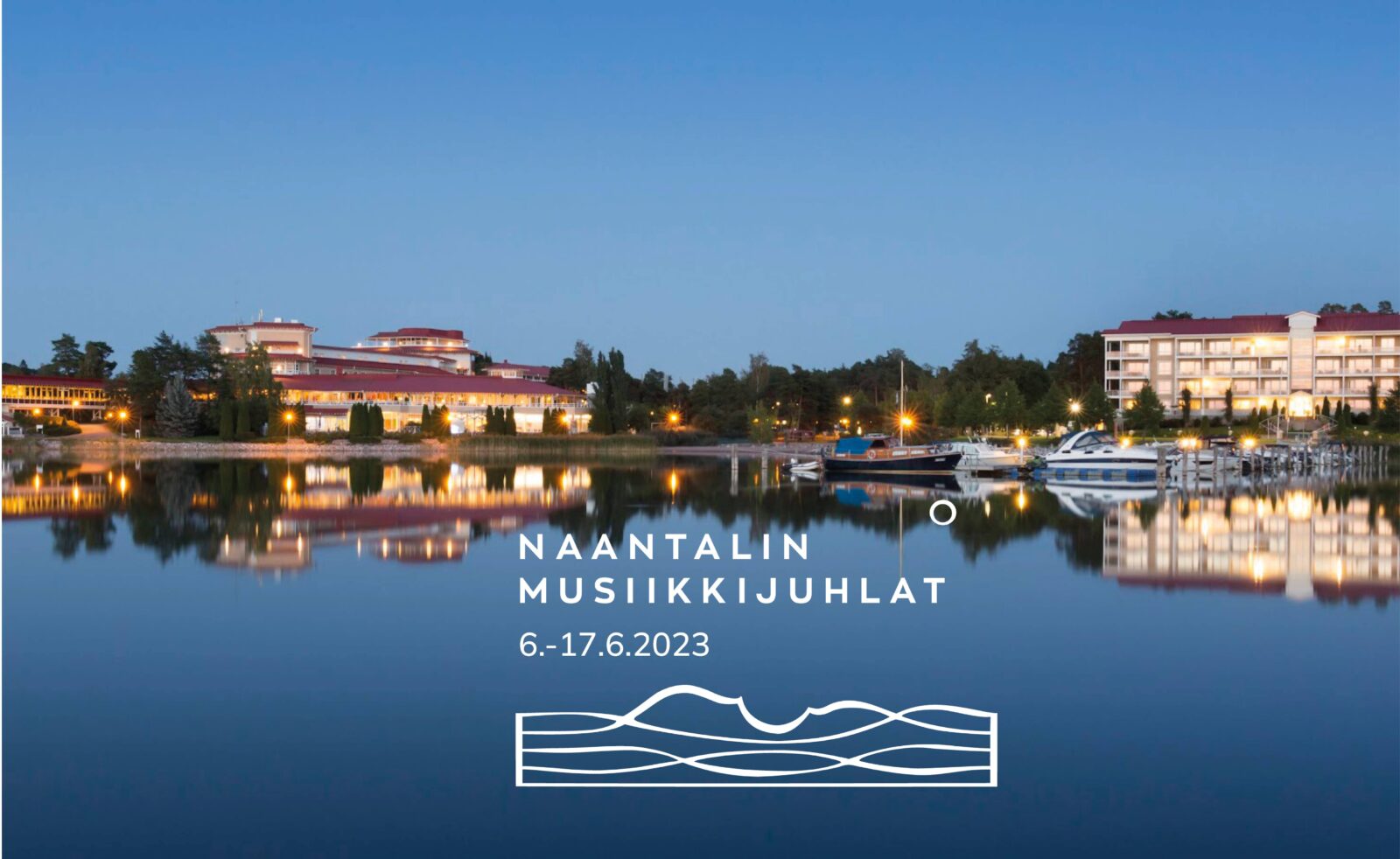 Naantalin Kylpylän edusta mereltä päin kuvattuna ja Naantalin Musiikkijuhlien logo.