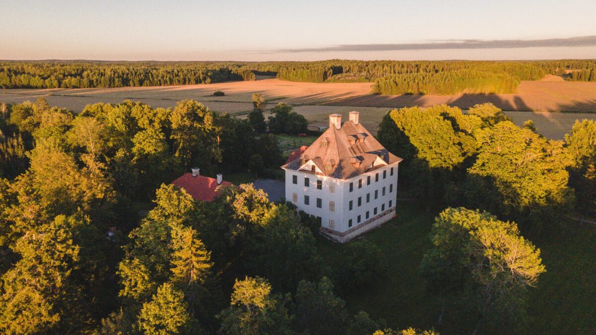 Elävät lähtevät - kuolleet jäävät -näytelmäkierros – Visit Naantali