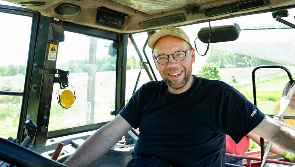 Rymättylän Varhane -viljelijä Mika Törne istumassa traktorissa.
