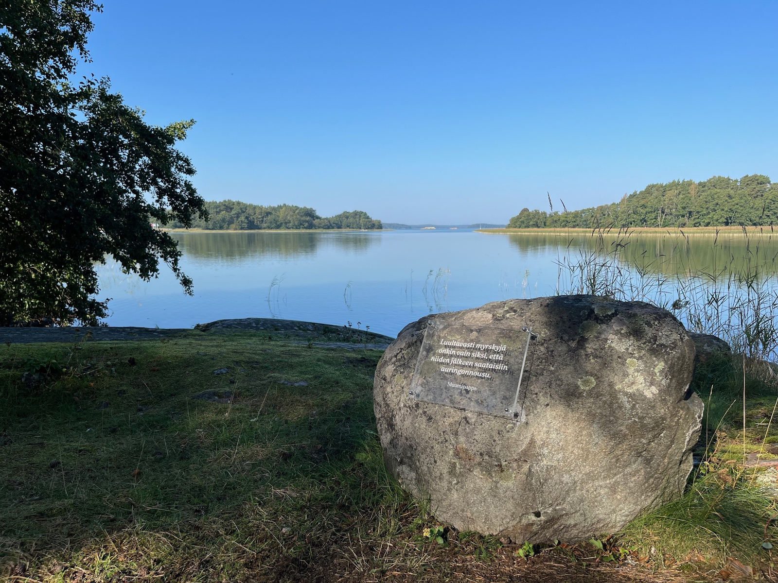 Muumien mietelausepolku kauniissa saaristomaisemassa.