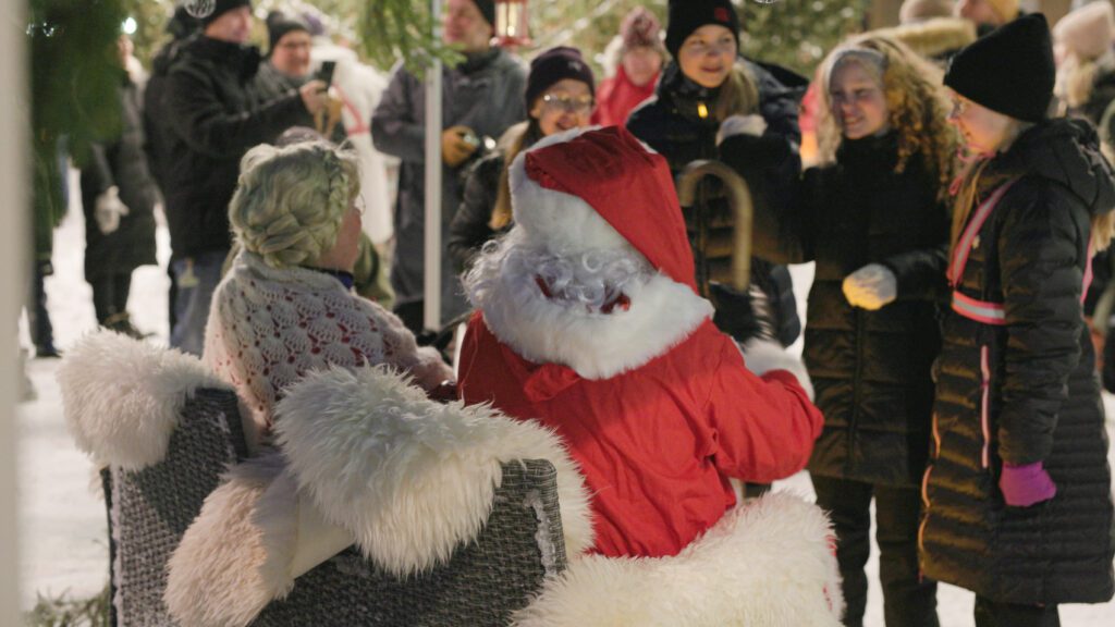 Naantalin Joulu -tapahtuman avajaispäivänä Joulupukki ja Joulumuori jututtamassa kävijöitä.