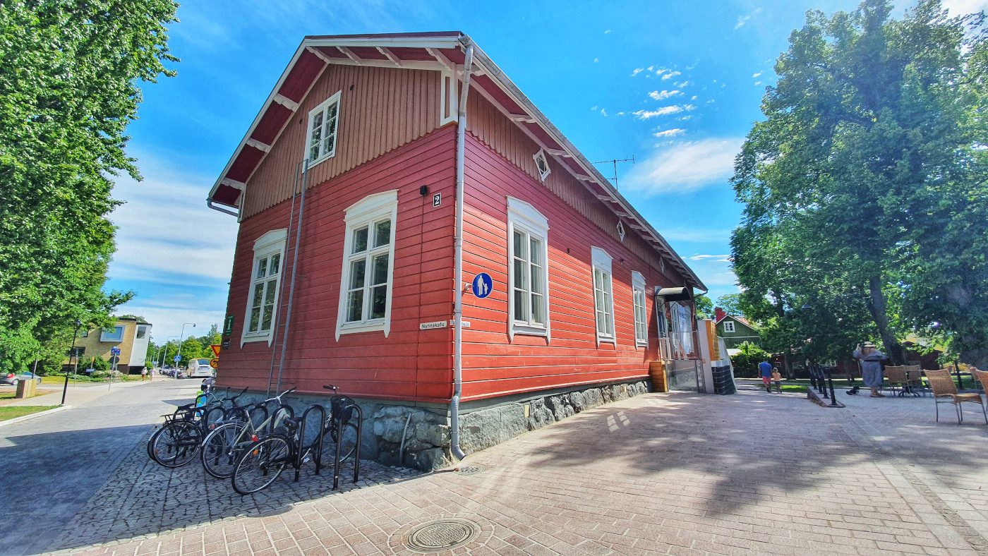 Naantalin matkailuneuvonnan punainen vanha puurakennus aurinkoisena kesäpäivänä.