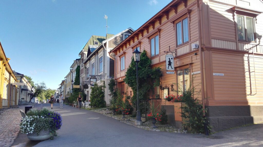 Naantalin vanhan kaupungin Mannerheiminkatu. Oikealla oranssi puutalo, sininen taivas taustalla.