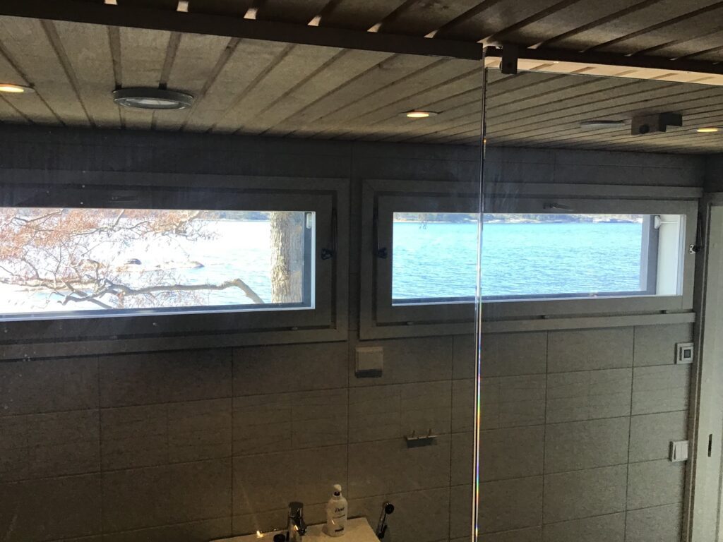 Merinäköala saunan pienistä ikkunoista.