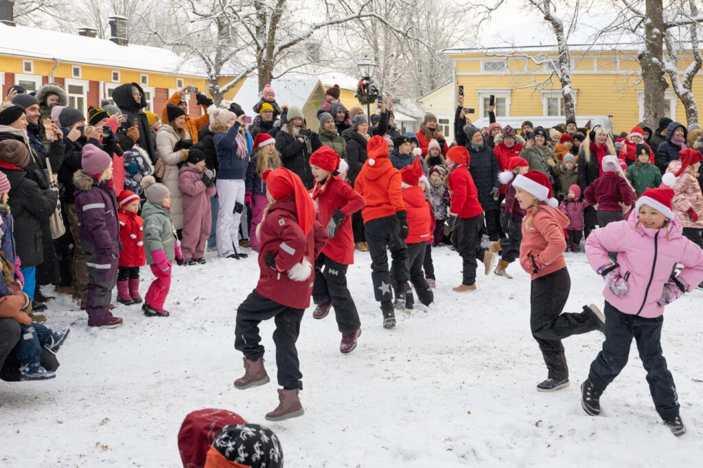 Punanuttuihin pukeutuneet pikkutontut tanssivat Lasten Joulu -tapahtumassa Naantalin Vanhassakaupungissa.