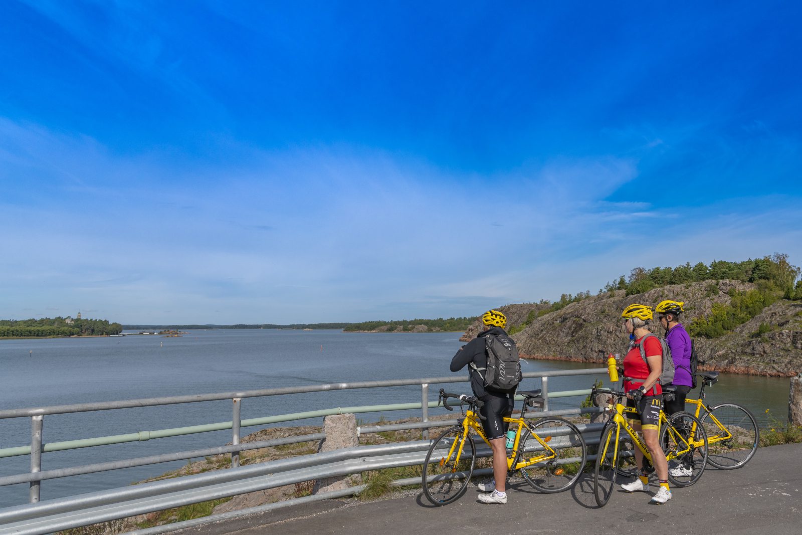 Pyöräilijät Ukko-Pekan sillalla.