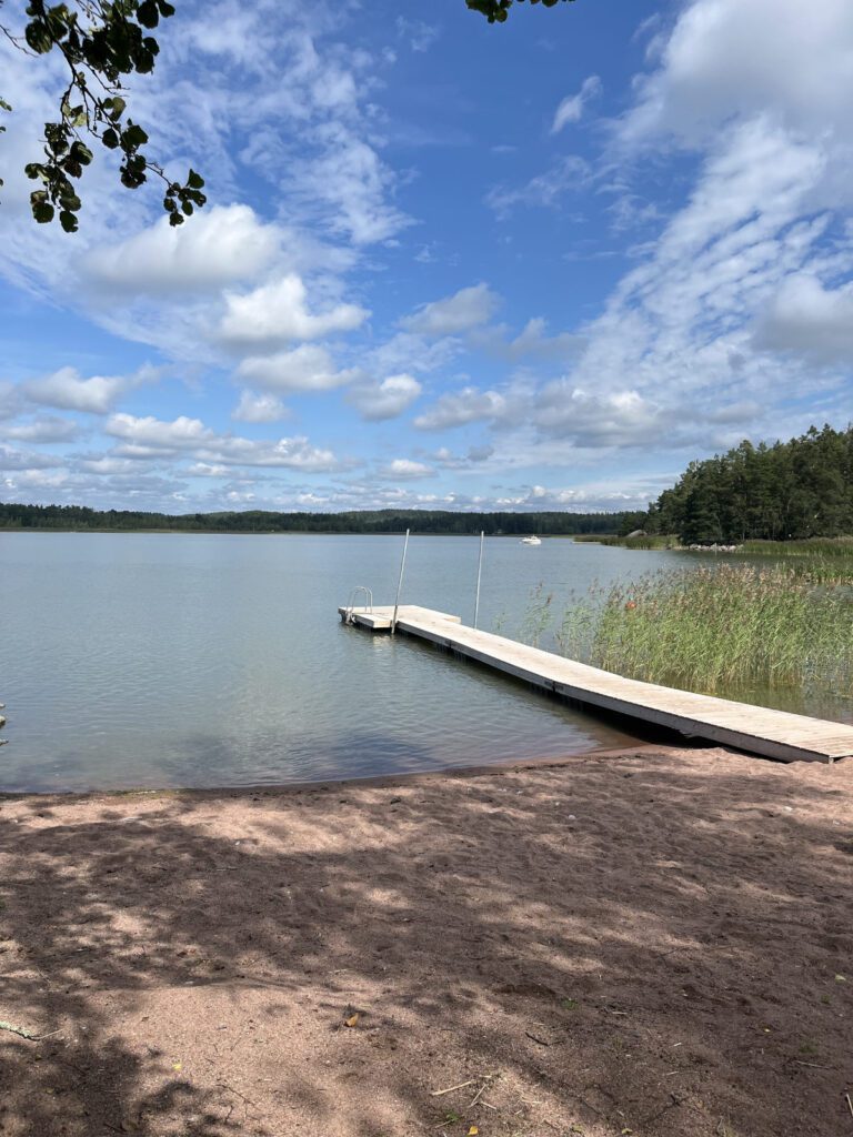 Niemenkulman tyhjä uimaranta ja pitkä laituri aurinkoisena kesäpäivänä.