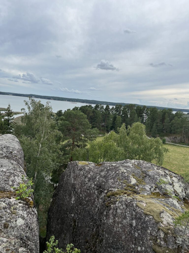 Näkymät kauas metsän yli merelle Härmälän rotkolta.