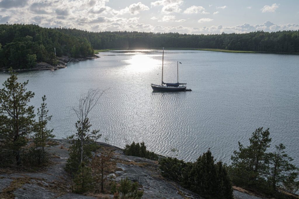Vene lipuu saaristossa aurinkoisena kesäpäivänä.