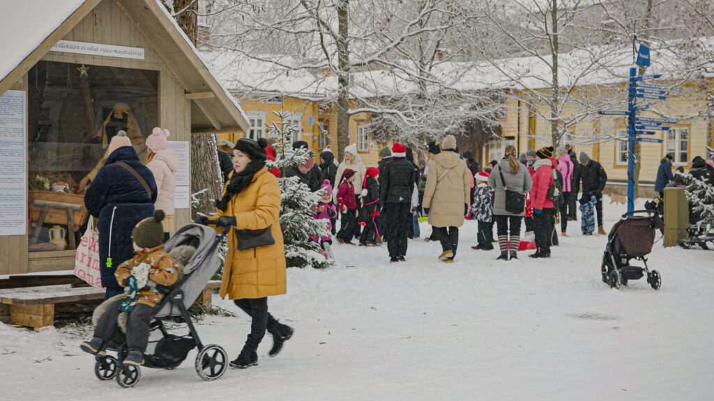 Ihmisiä katsomassa seimiä ja kävelemässä Naantalin Vanhassakaupungissa Lasten Joulu -tapahtumassa.