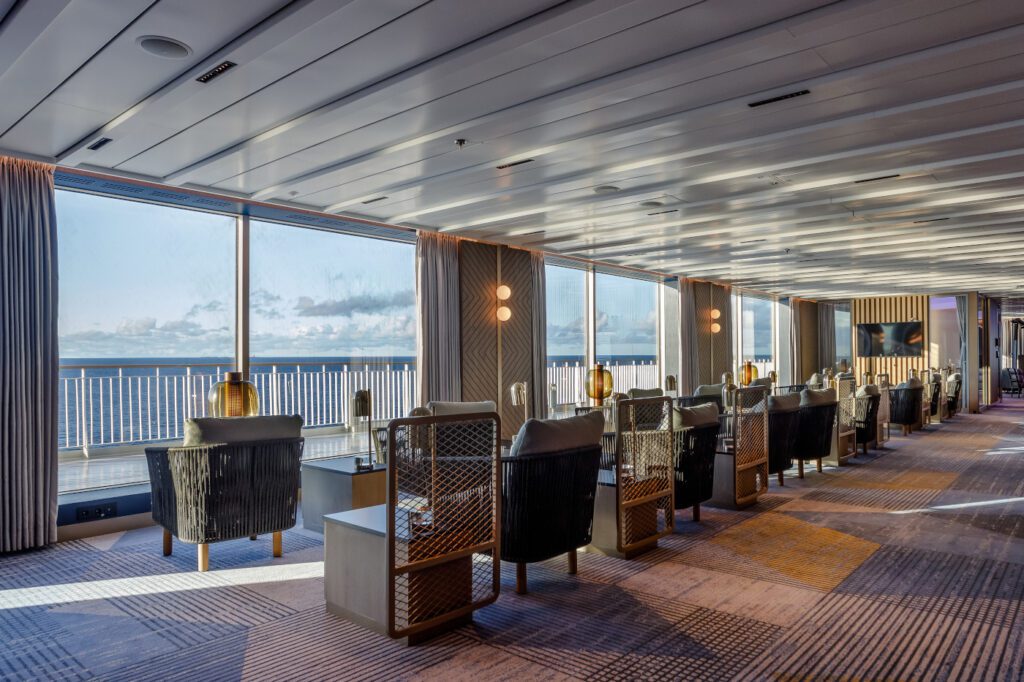 Finnlines-aluksen viihtyisä kahvila-seurustelualue, josta on kauniit näkymät merelle.