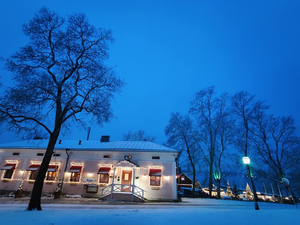 Ravintola Trappi talvella pihalta kuvattuna.