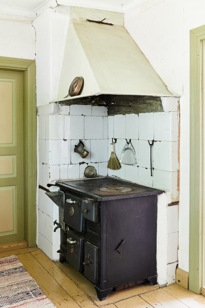 Taattisten tilan vanha keittiö, jossa hella.