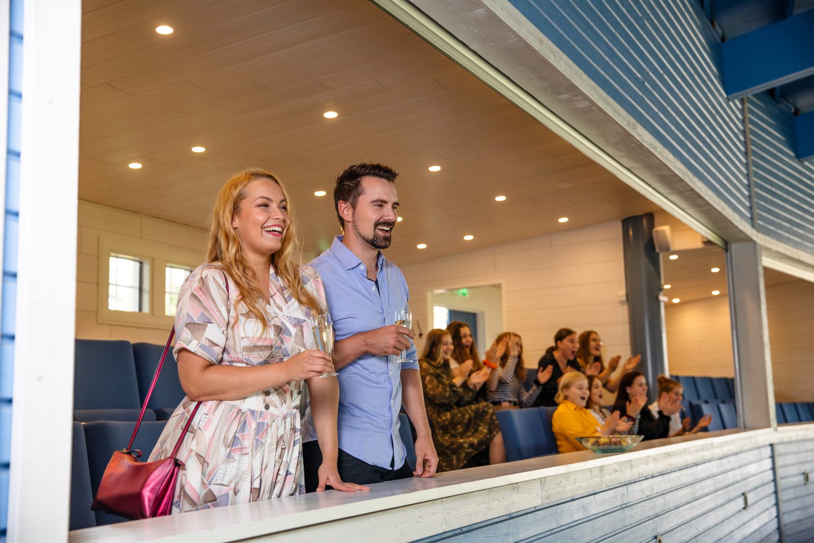 Teatteriesityksen katsojia Emma teatterin aitiossa.