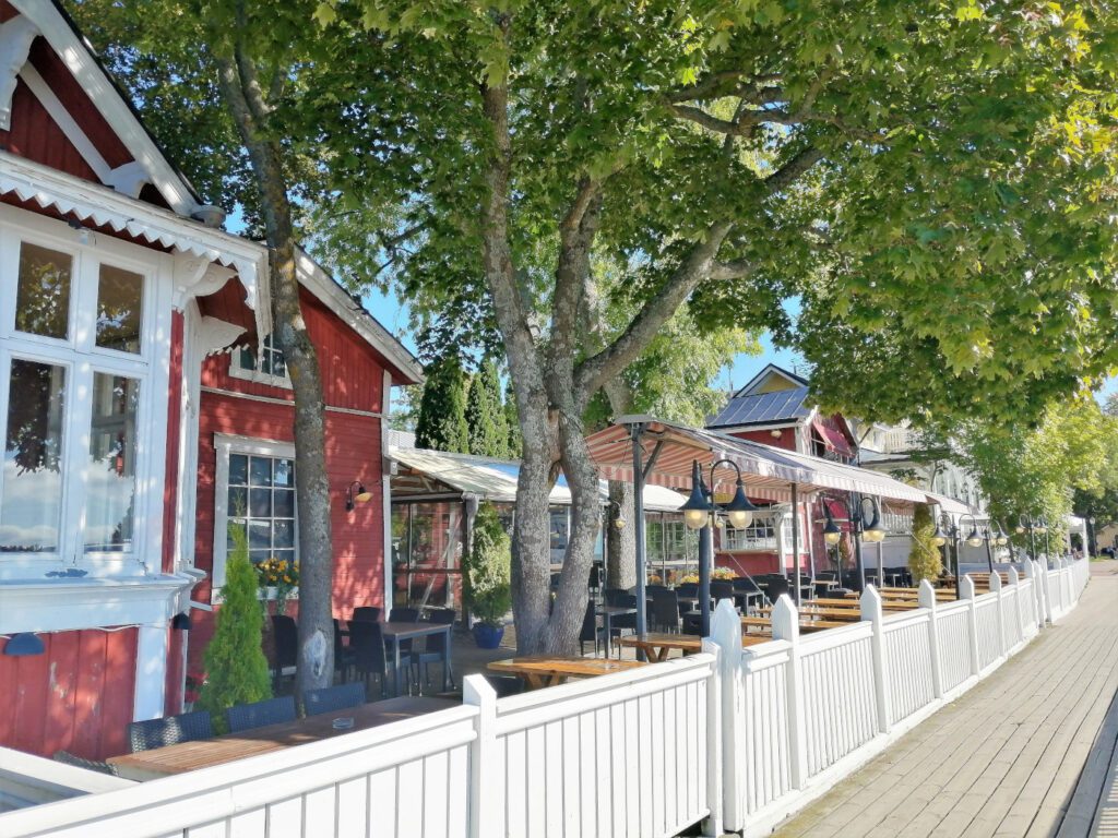 Ravintola Trapin pihan terassi kesällä.