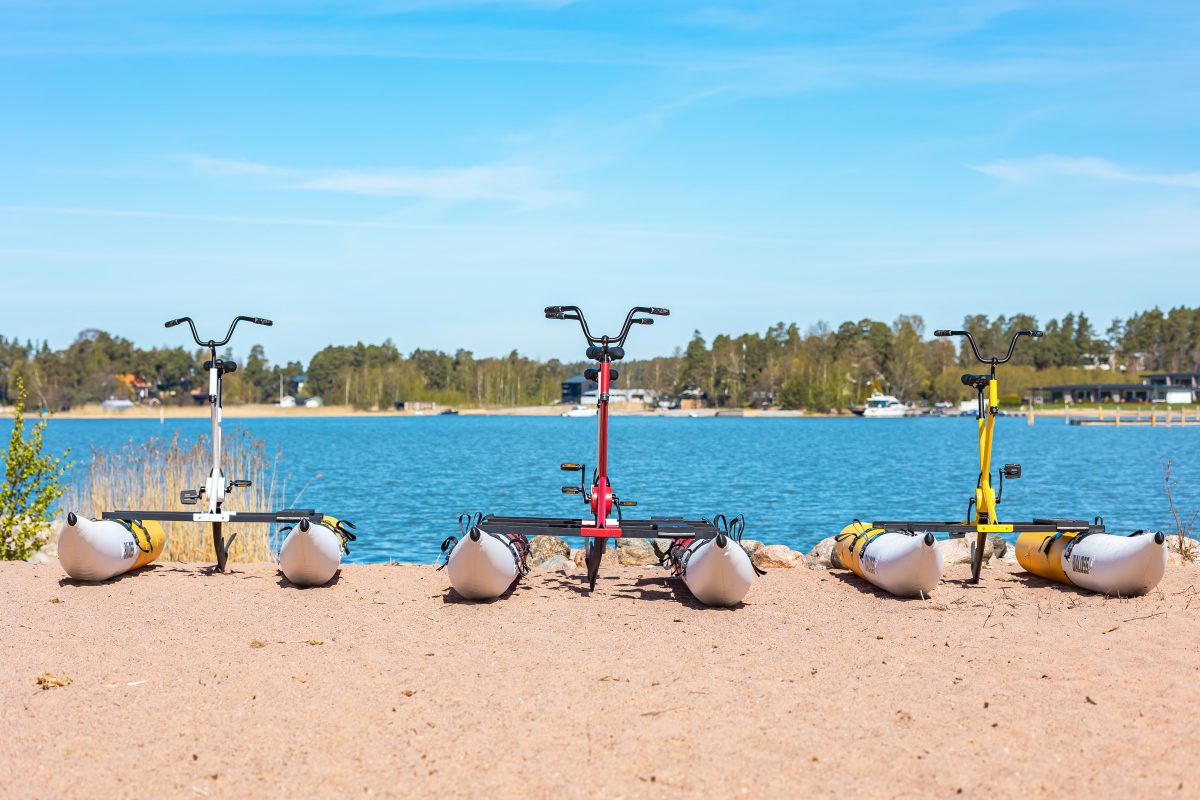 Waterbike-vesipyörät rivissä hiekkarannalla Naantalissa.