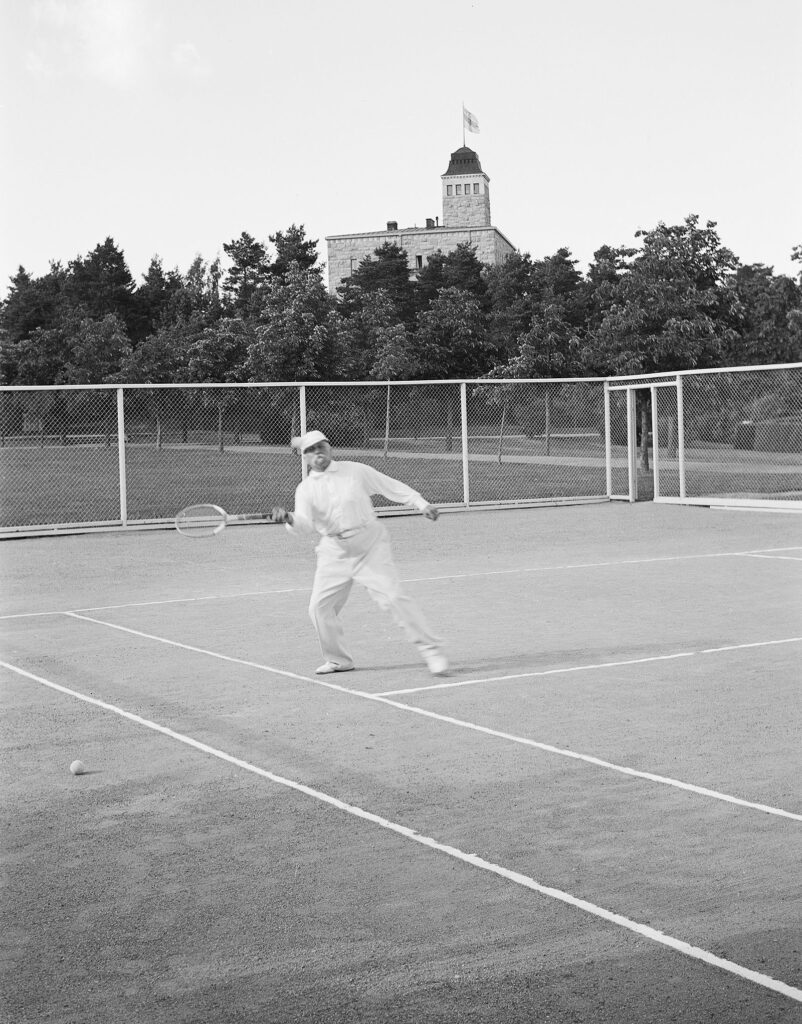 Kyösti Kallio pelaamassa tennistä Kultarannassa.